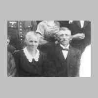 028-0109 Ehepaar Gustav Mombrei und Wilhelmine, geb. Molzio, im September 1934 bei der Hochzeit von Tochter Gertrud in Gross Keylau. .jpg